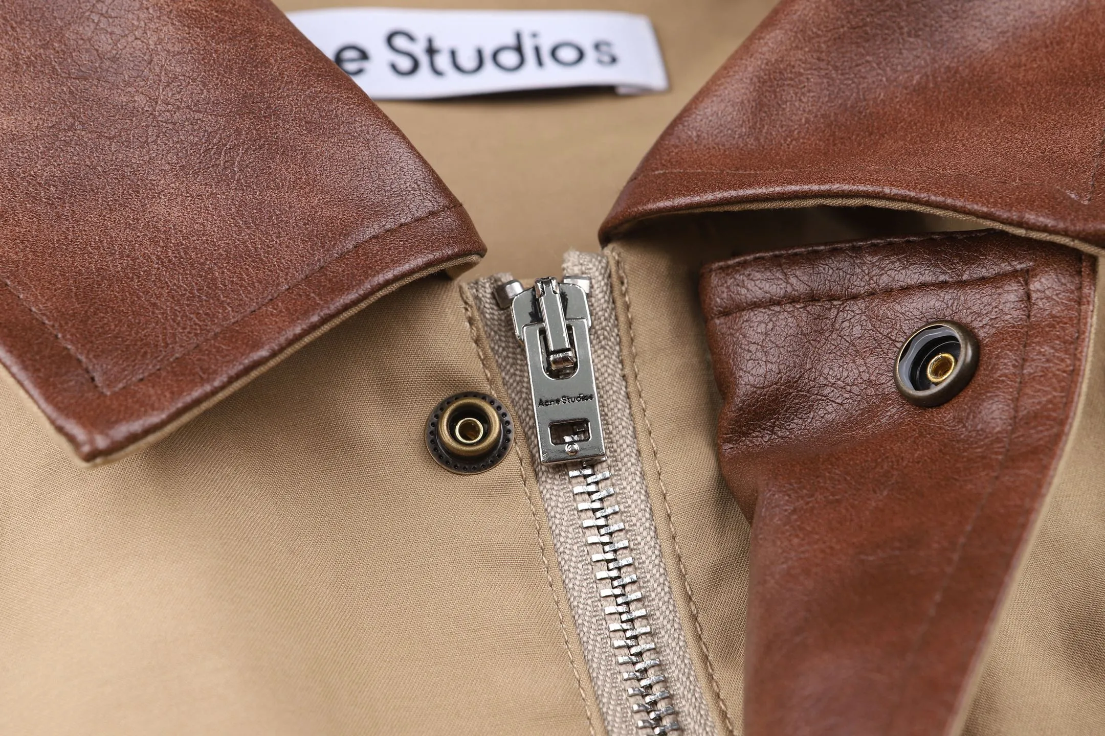 Acne Studio 25FW leather logo twill jacket ●Purchased and developed by Authentic 9500 ●100% fine cotton high-density plain woven fabric ●Cotton twill woven lining ●Padding Washed cotton ●Meli PU leather ●Template embroidery ●Fabric enzyme washing ●Customized 1:1 leather tag ●Customized 1:1 buttons ●Customized 1:1 zipper ●Customized 1:1 rope ●Customized 1:1 trademark ●Loose fit ●Size: 42 44 46 48 ●Style number: 2130/3C#10